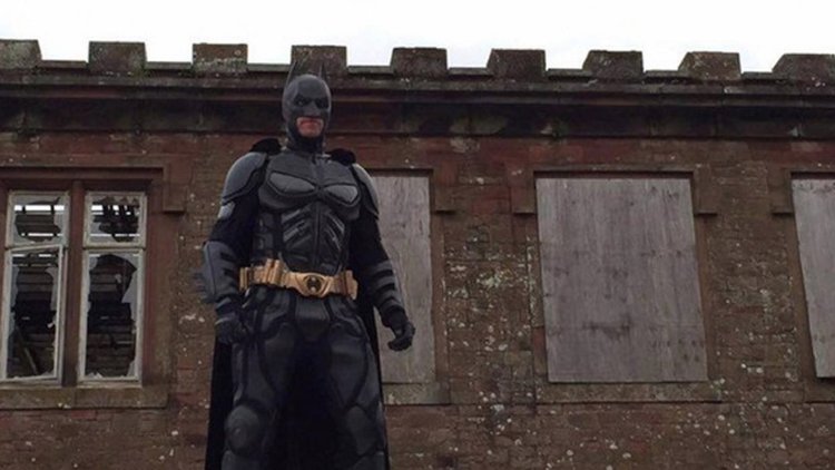 Τύπος ντυμένος Batman κυνηγάει τους κλόουν στην Αγγλία