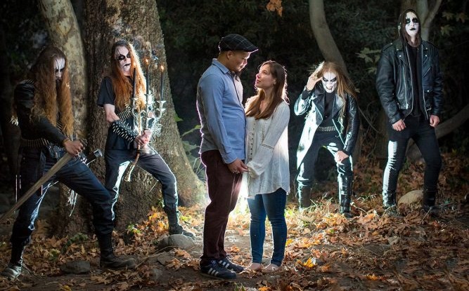 Ζευγάρι συναντά black metal μπάντα στο δάσος που φωτογραφήθηκε για τον αρραβώνα του