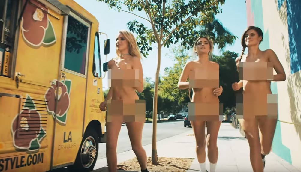 Οι Blink-182 έφτιαξαν ξανά το… κλασικό γυμνό τους βίντεο αυτή τη φορά με γυναίκες