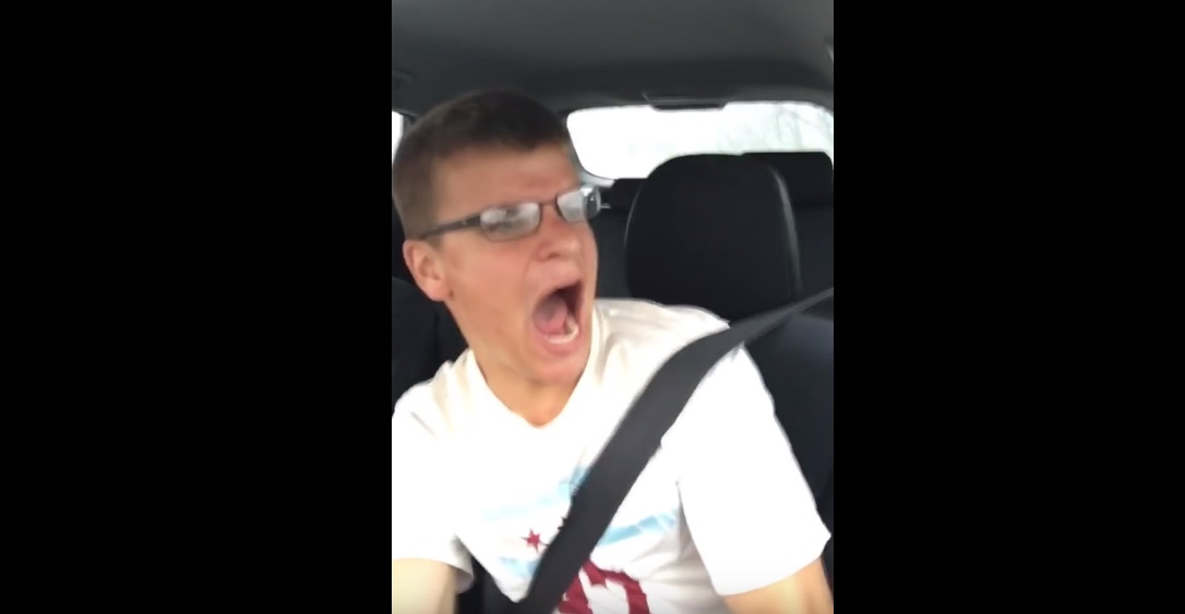 Τύπος τραγουδάει βλακείες στο αυτοκίνητο και το αυτοκίνητο τουμπάρει (video)