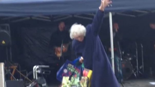 Γιαγιά χορεύει το Highway to Hell αφού προφανώς είναι έτοιμη για την κόλαση