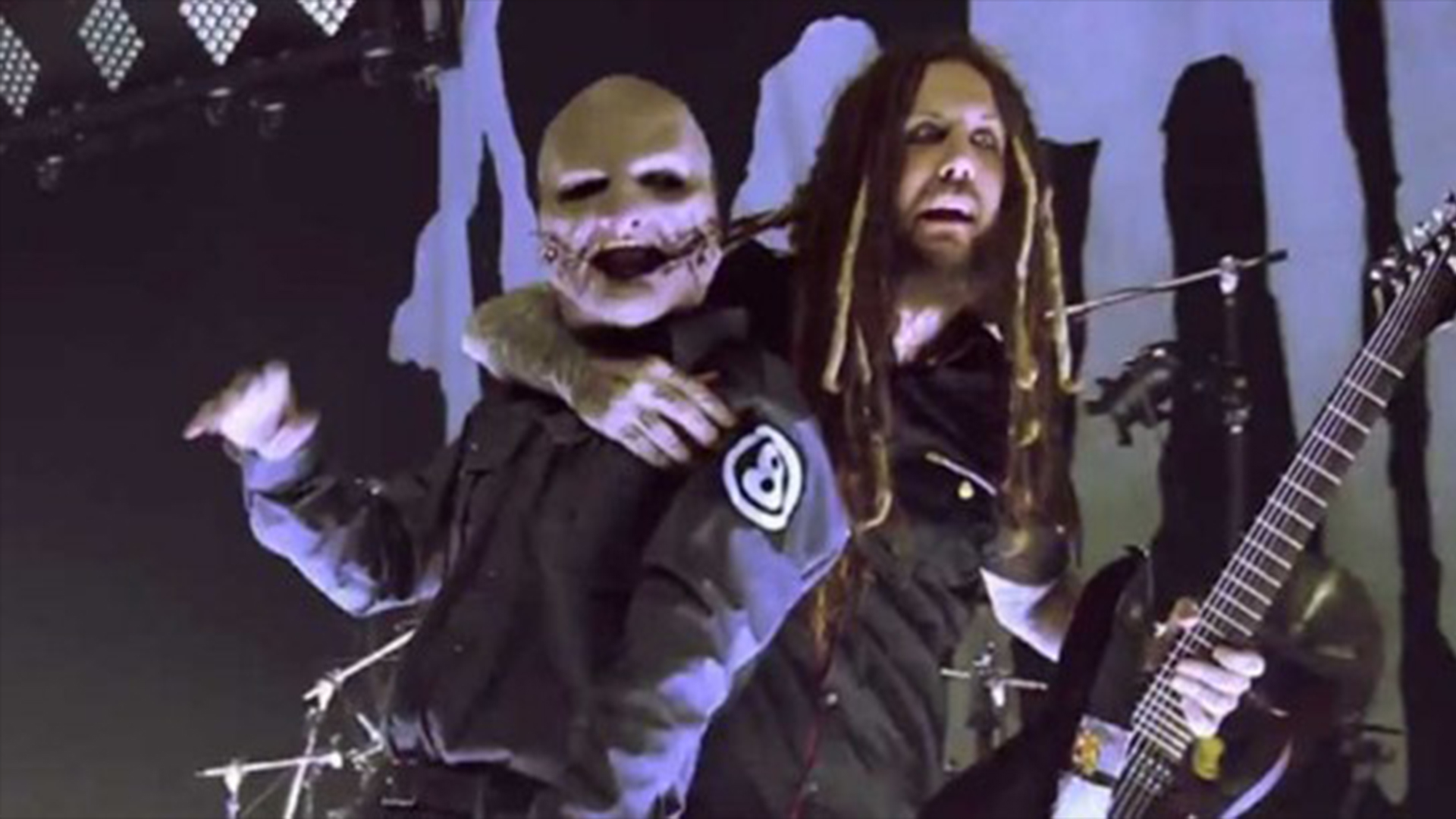 Ο Corey Taylor μαζί με τους Korn στη σκηνή για το τραγούδι που συνεργάστηκαν