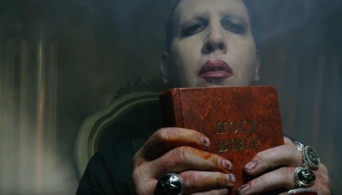 Ο Marilyn Manson επιστρέφει σκίζοντας τη βίβλο και αποκεφαλίζει τον Τραμπ!