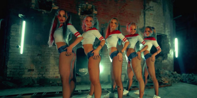 Ρωσίδες χορεύτριες κάνουν twerking ντυμένες Harley Quinn
