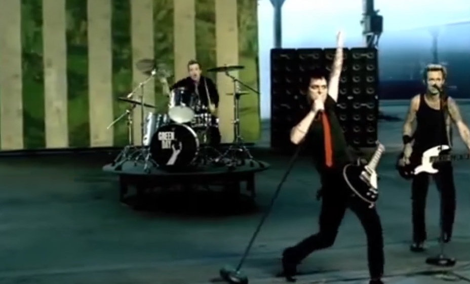 Το βίντεο του American Idiot των Green Day χωρίς μουσική είναι μία άβολη αλλά διασκεδαστική εμπειρία