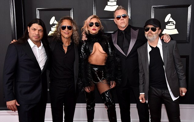 Χωρίς σουτιέν αλλά με τους Metallica έσκασε μύτη στα Grammy η Lady Gaga