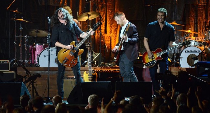 Δείτε τους Foo Fighters να παίζουν δύο νέα τους τραγούδια στη συναυλία-έκπληξη της Παρασκευής!