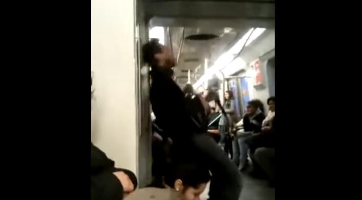 Θεότρελος τύπος παίζει κιθάρα και κοπανάει το κεφάλι του μέσα στο μετρό