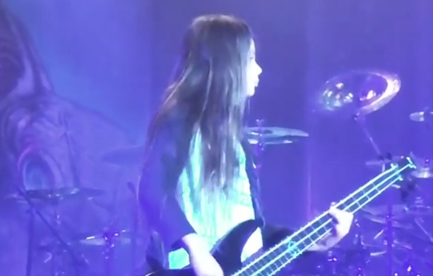 Δείτε τον 12χρονο γιο του Robert Trujillo να παίζει για πρώτη φορά ζωντανά με τους Korn