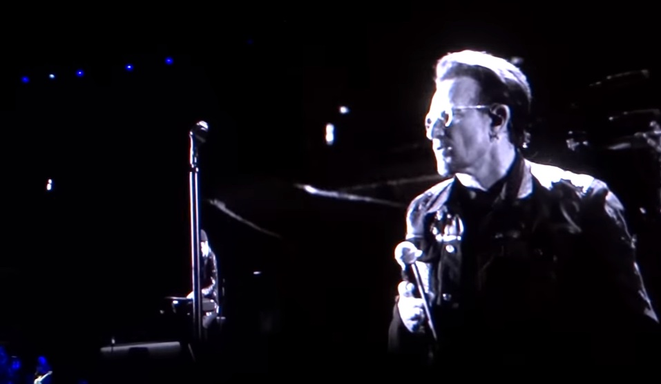 Τρομερό σκηνικό σε συναυλία των U2 με το Black Hole Sun να παίζει στο τέρμα από τα ηχεία