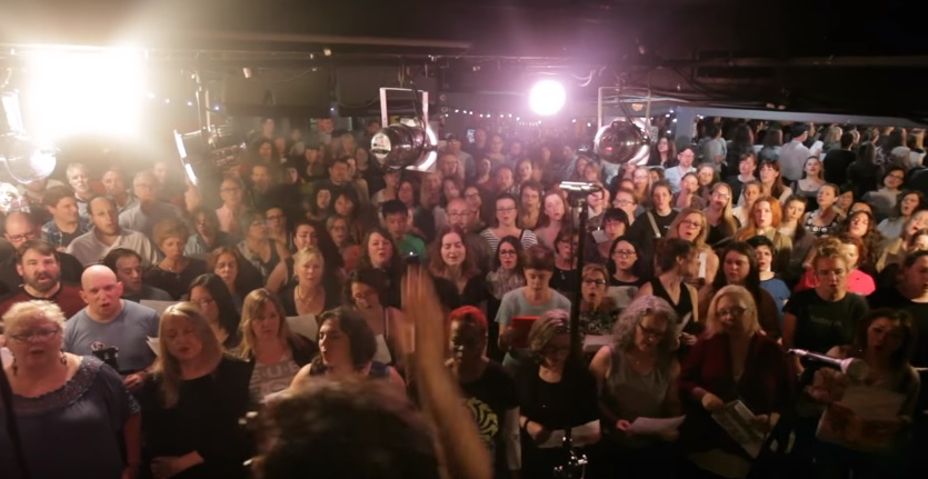 Χορωδία 200 ατόμων τραγουδάει το Black Hole Sun για τon Chris Cornell