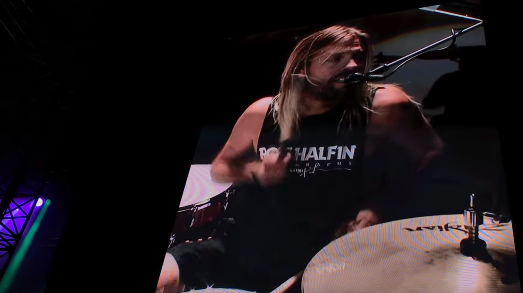 Ο Taylor Hawkins αναλαμβάνει τα φωνητικά στο νέο τραγούδι των Foo Fighters!