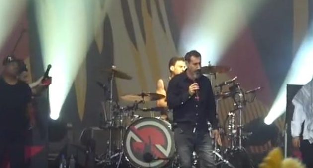 Ο Serj Tankian τραγούδησε το Like a Stone μαζί με τους Audioslave στη μνήμη του Chris Cornell