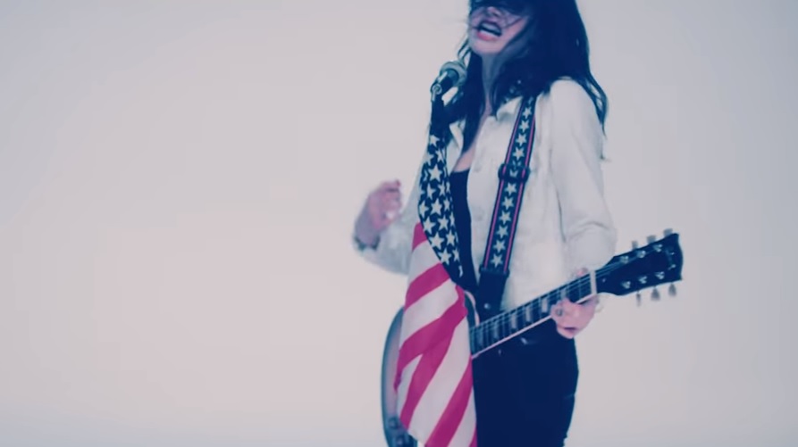 Η Alexandra Daddario παίζει την κιθάρα στα δάχτυλα σε νέο ροκ βίντεο κλιπ