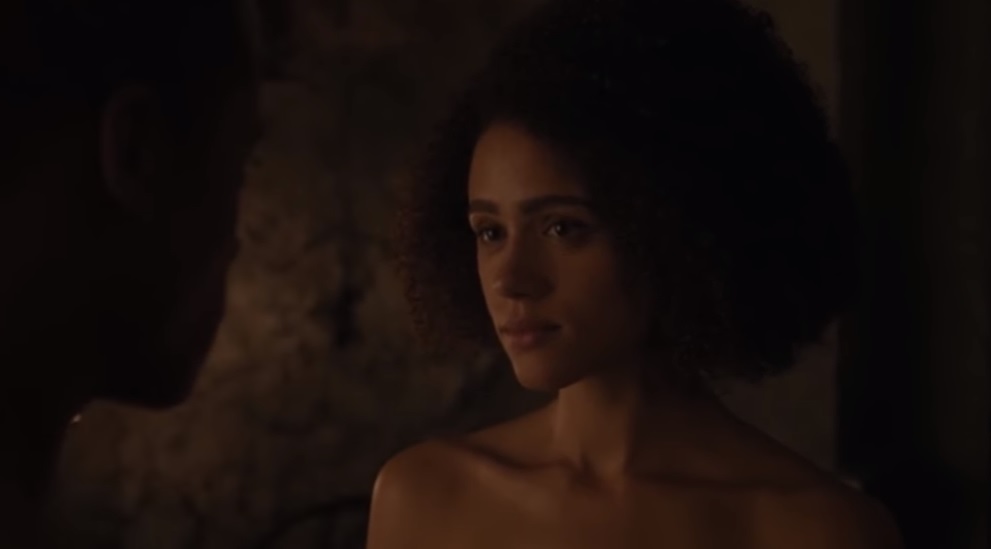 Η Μισάντεϊ ολόγυμνη στο 2ο επεισόδιο του Game of Thrones