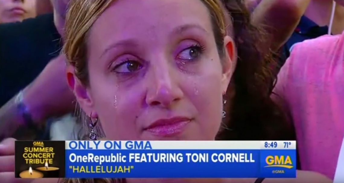 Η κόρη του Chris Cornell τραγούδησε σε tribute για τον πατέρα της και τον Chester