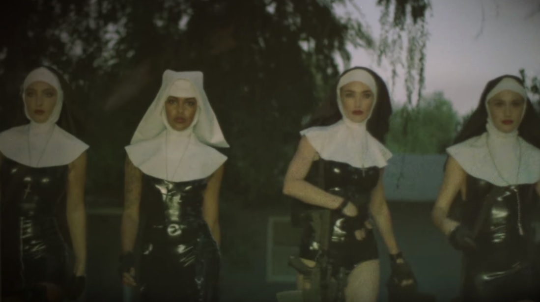 Σέξι καλόγριες με όπλα κάνουν ντου στο νέο βίντεο του Marilyn Manson
