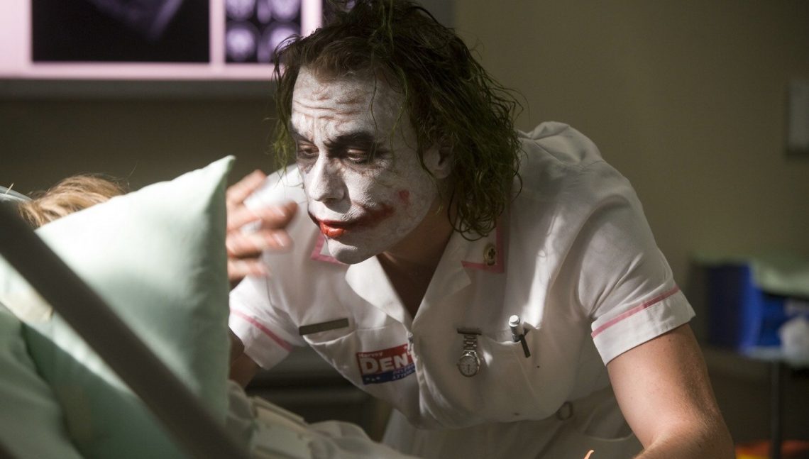 Τόσα χρόνια δεν είχαμε προσέξει μία… αστεία λεπτομέρεια για τον Joker στο Dark Knight!
