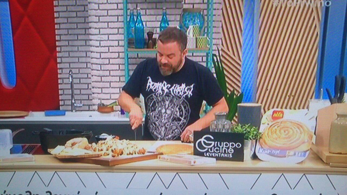 Μαγείρεψε με μπλουζάκι Rotting Christ στην εκπομπή της Φαίης Σκορδά!