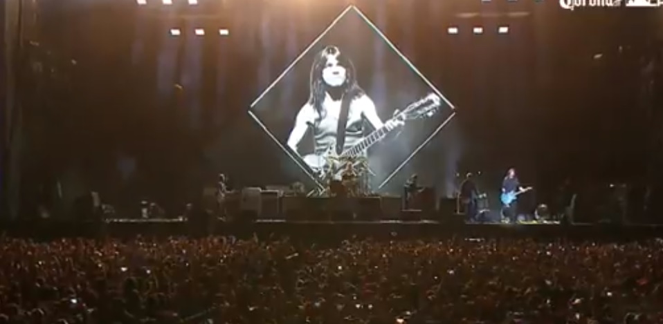 Οι Foo Fighters βγήκαν στη σκηνή με το Let There Be Rock και αφιέρωσαν τη συναυλία τους στον Malcolm Young