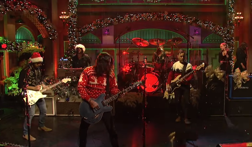 Οι Foo Fighters έδωσαν χριστουγεννιάτικο… ρεσιτάλ στο Saturday Night Live
