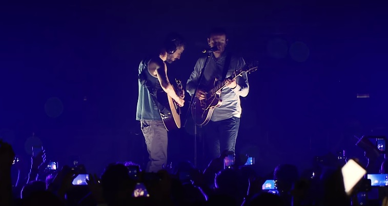Αυτό είναι το νέο βίντεο από το τελευταίο άλμπουμ των Linkin Park με τον Chester