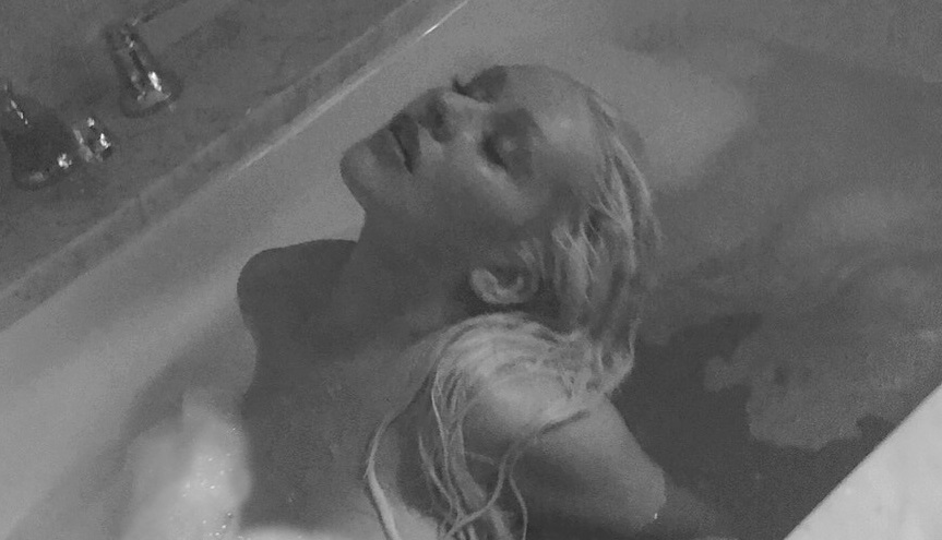 Η Κριστίνα Αγκιλέρα ποζάρει ολόγυμνη στην μπανιέρα της