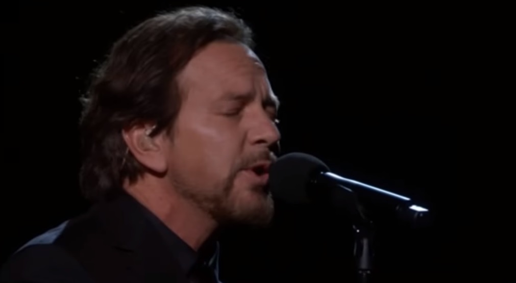 Ανατριχίλα: Ο Eddie Vedder των Pearl Jam τραγούδησε στα όσκαρ για αυτούς που έφυγαν από τη ζωή