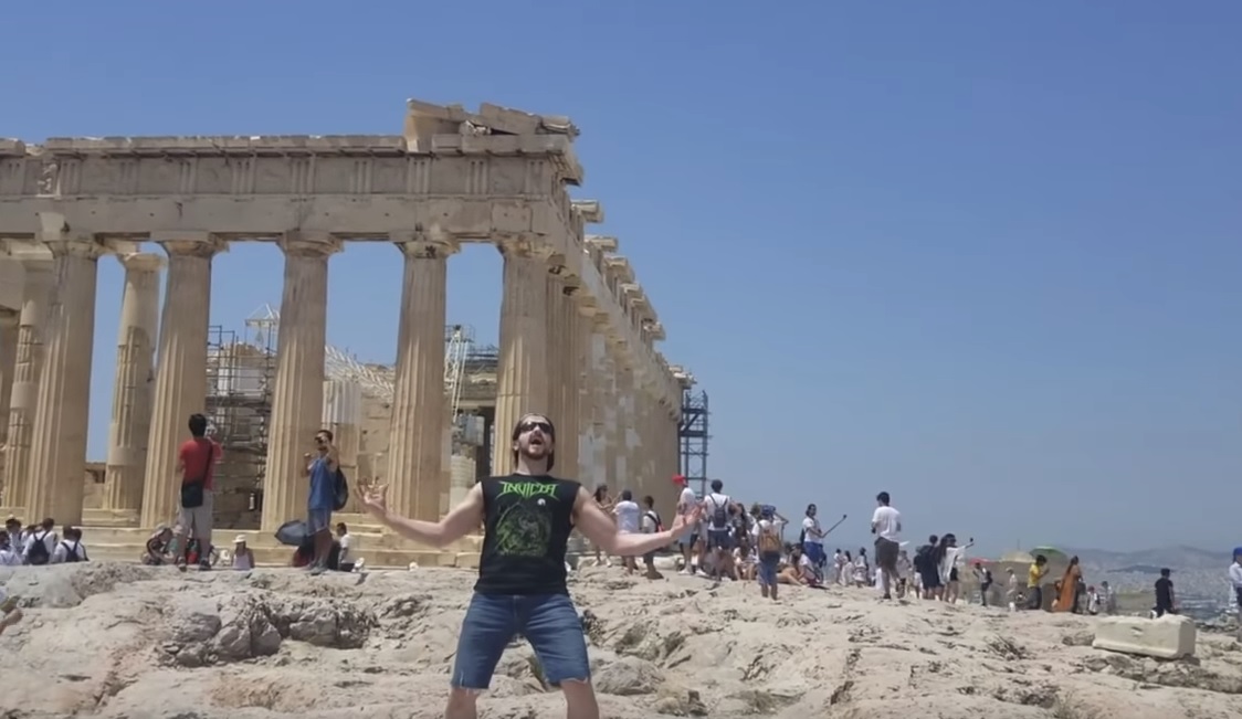 Ήρθε διακοπές στην Ελλάδα και φώναξε «Slayer» στην Ακρόπολη και στη Βουλή!