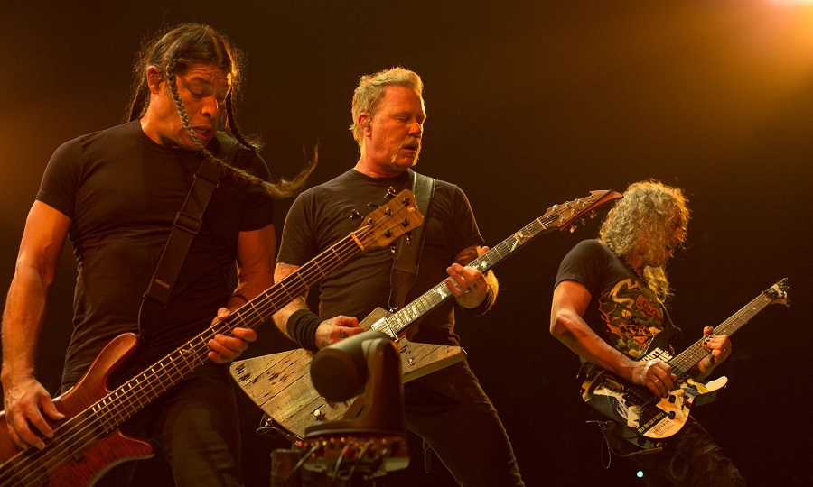 Πέσιμο για χρόνια πολλά στον Robert Trujillo σε συναυλία των Metallica