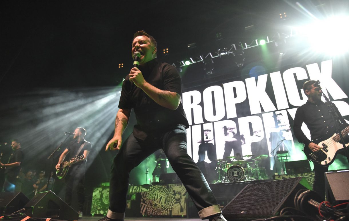 Ξύλο με οπαδό έπαιξε ο τραγουδιστής των Dropkick Murphys – Επέστρεψε ματωμένος στη σκηνή