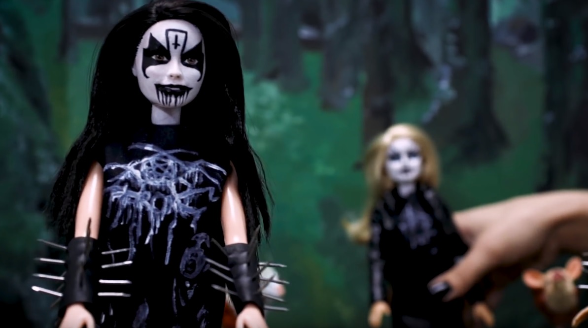 H Black Metal Barbie πρέπει να βγει οπωσδήποτε στα μαγαζία