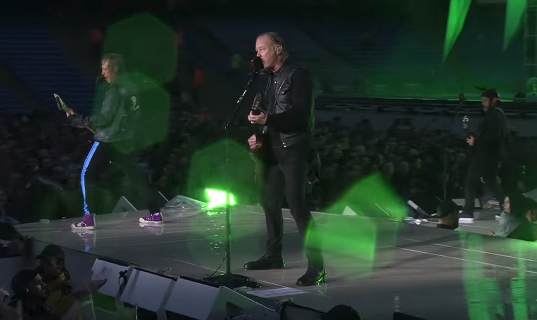 Η συγκλονιστική εκτέλεση του Master of Puppets μέσα στη βροχή με τους Metallica μούσκεμα!