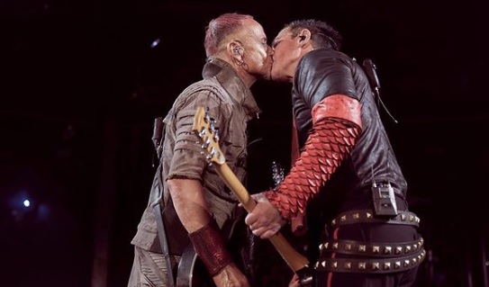 Φιλήθηκαν στο στόμα για να πικάρουν τους συντηρητικούς στη Ρωσία οι κιθαρίστες των Rammstein