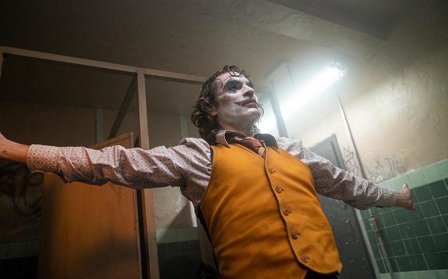 H Warner Bros βάζει τα πράγματα στη θέση τους: Ο Joker δεν είναι ήρωας