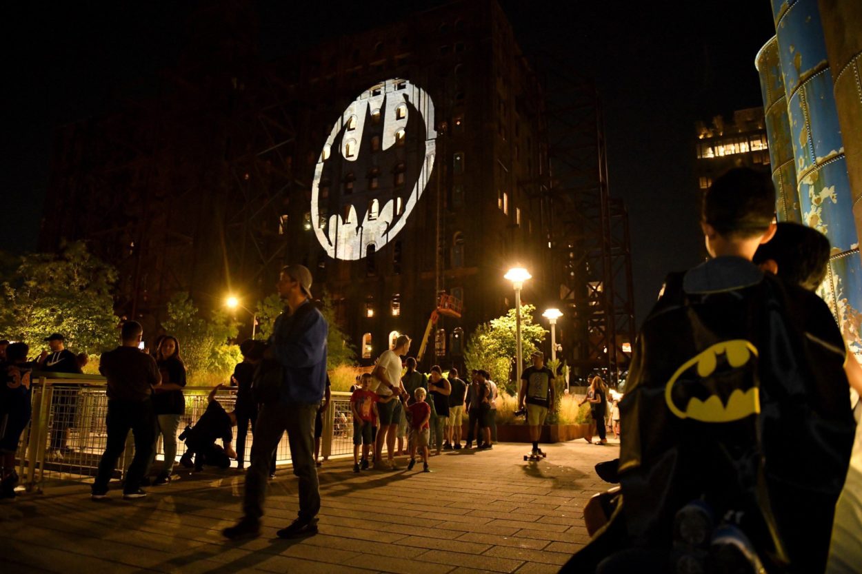 Το σήμα του Batman εμφανίστηκε σε 13 πόλεις για τα 80 του χρόνια