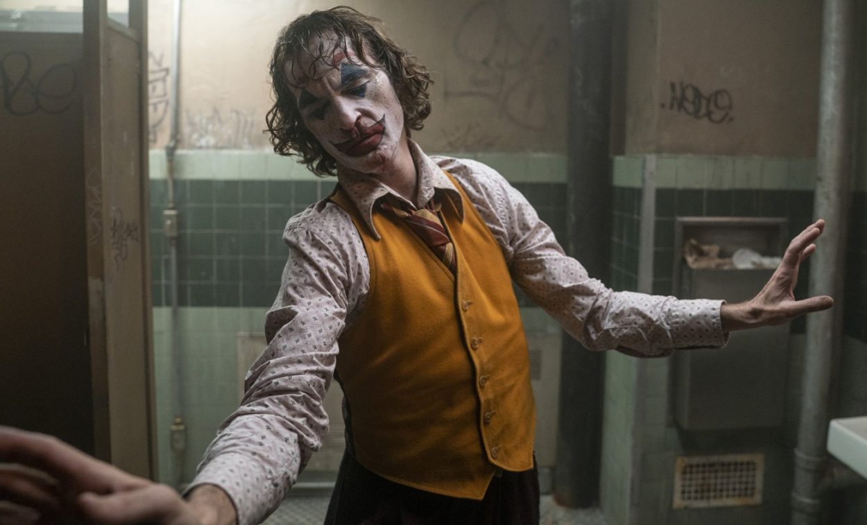 Στην πρώτη εικόνα από τη νέα ταινία ο Joker είναι... σημαδεμένος!