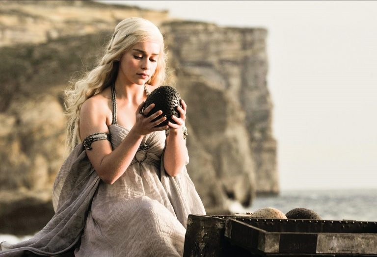 Η Εμίλια Κλαρκ για τις γυμνές σκηνές του Game of Thrones: «Μου έλεγαν ότι θα απογοητεύσω το κοινό αν δεν τις κάνω»