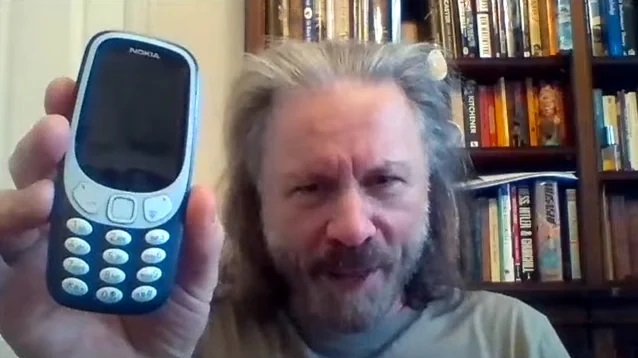 Ο Bruce Dickinson απέκτησε smartphone στα γεράματα και η ζωή του... καταστράφηκε