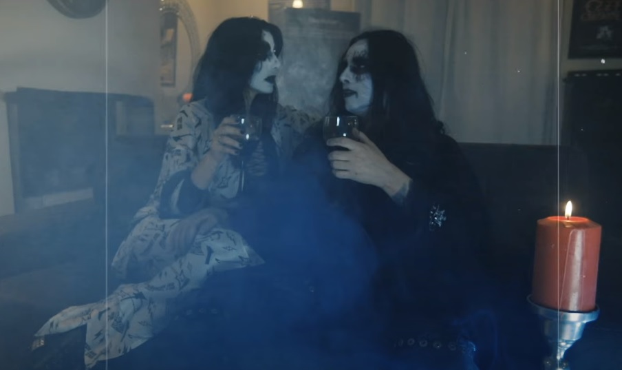 O Gus G. είναι εντελώς black metal στο νέο του βίντεο