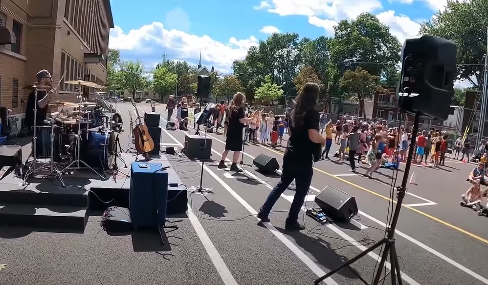 Death metal μπάντα έπαιξε το καινούργιο της EP σε σχολείο με μαθητές δημοτικού να χορεύουν!