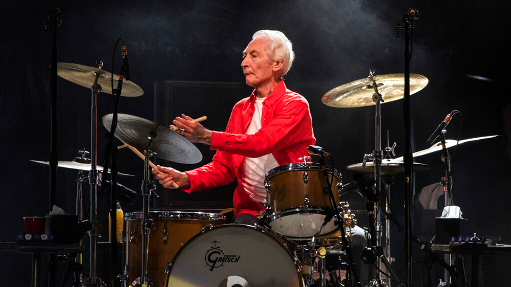 O 80χρονος ντράμερ των Rolling Stones δεν θα περιοδεύσει με τη μπάντα λόγω ιατρικού θέματος