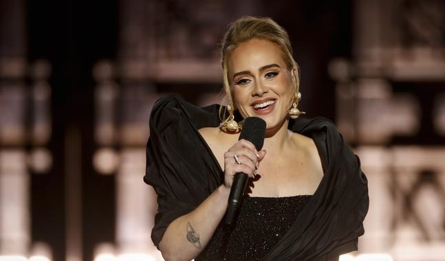 Η Adele έπεισε το Spotify να βγάλει το shuffle από τα άλμπουμ