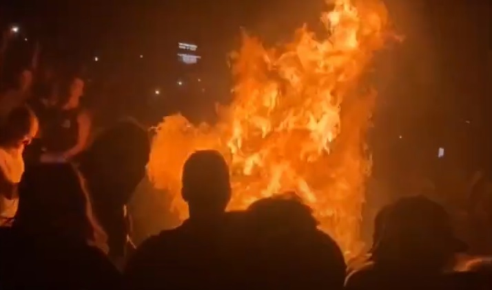 Οπαδοί άναψαν φωτιά σε συναυλία των Slipknot και το συγκρότημα έφυγε από τη σκηνή - Roxx.gr