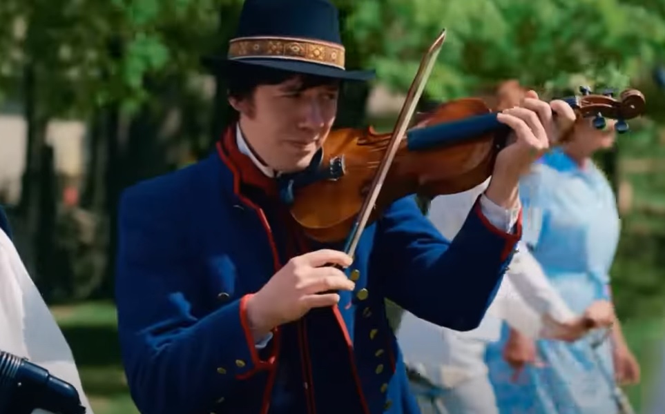 Ο Tobias Forge των Ghost τρώει… βιολί στο κεφάλι σε σειρά του Netflix!