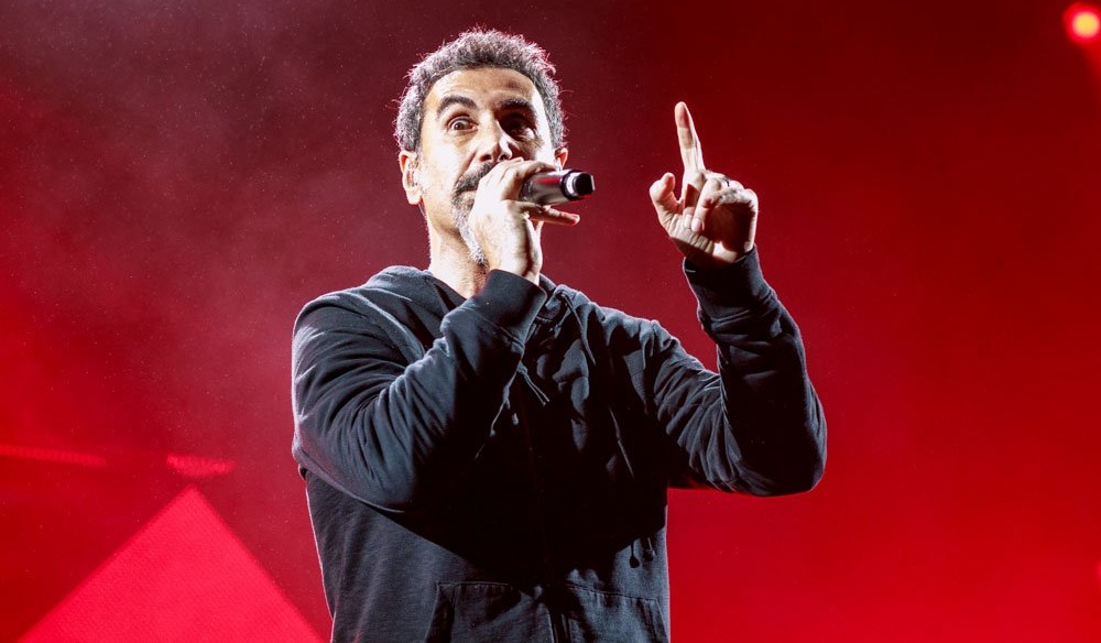 Ο Serj Tankian έχει βαρεθεί να τον τρομάζουν φωνάζοντας «WAKE UP» στο δρόμο