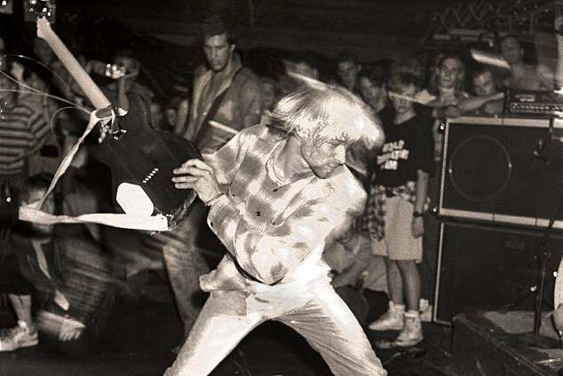 Μισό εκατομμύριο για κιθάρα που έσπασε στη σκηνή ο Kurt Cobain