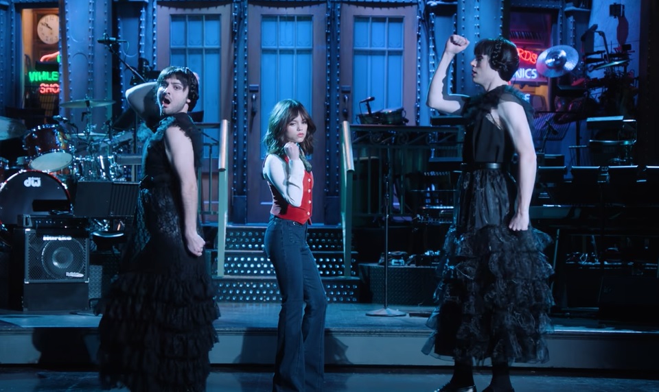 Η Jenna Ortega… αναγκάζεται να κάνει τον περίφημο χορό της Wednesday για το SNL