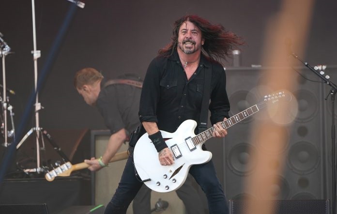 Ίδια μέρα, ίδια θέση, ίδια ώρα: Οι Foo Fighters 25 χρόνια μετά, σε «μυστική» εμφάνιση στο Glastonbury