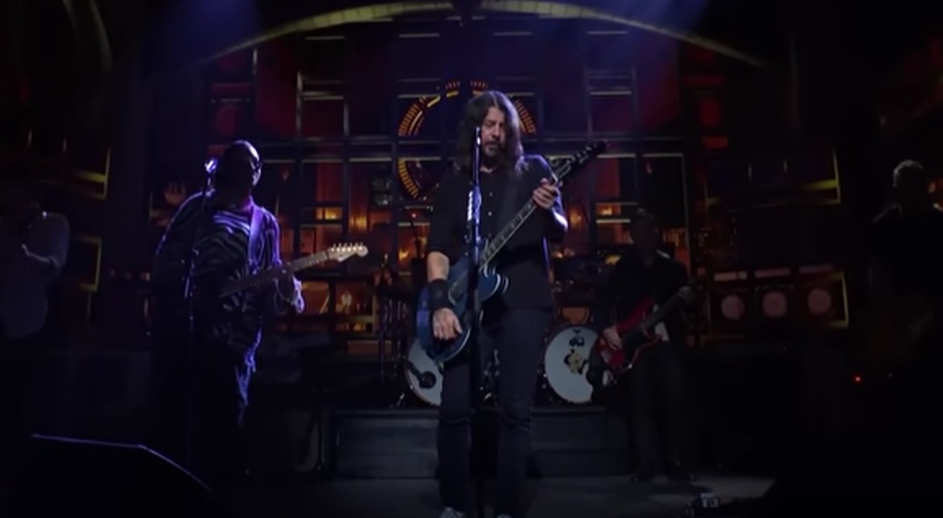 Οι Foo Fighters έπαιξαν στο SNL σε μία δύσκολη βραδιά για το Hollywood